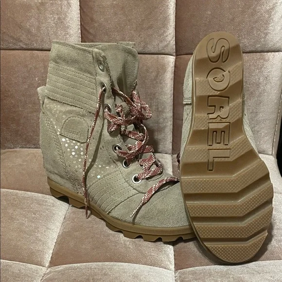 Sorel Women's Tan Combat Boots with Patterned Red Laces - Picture 2 of 3